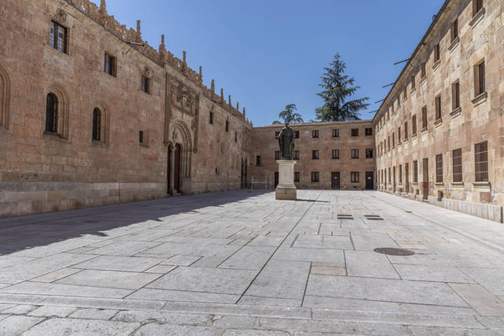 Salamanca 073 - plaza Fray Luis de Leon.jpg